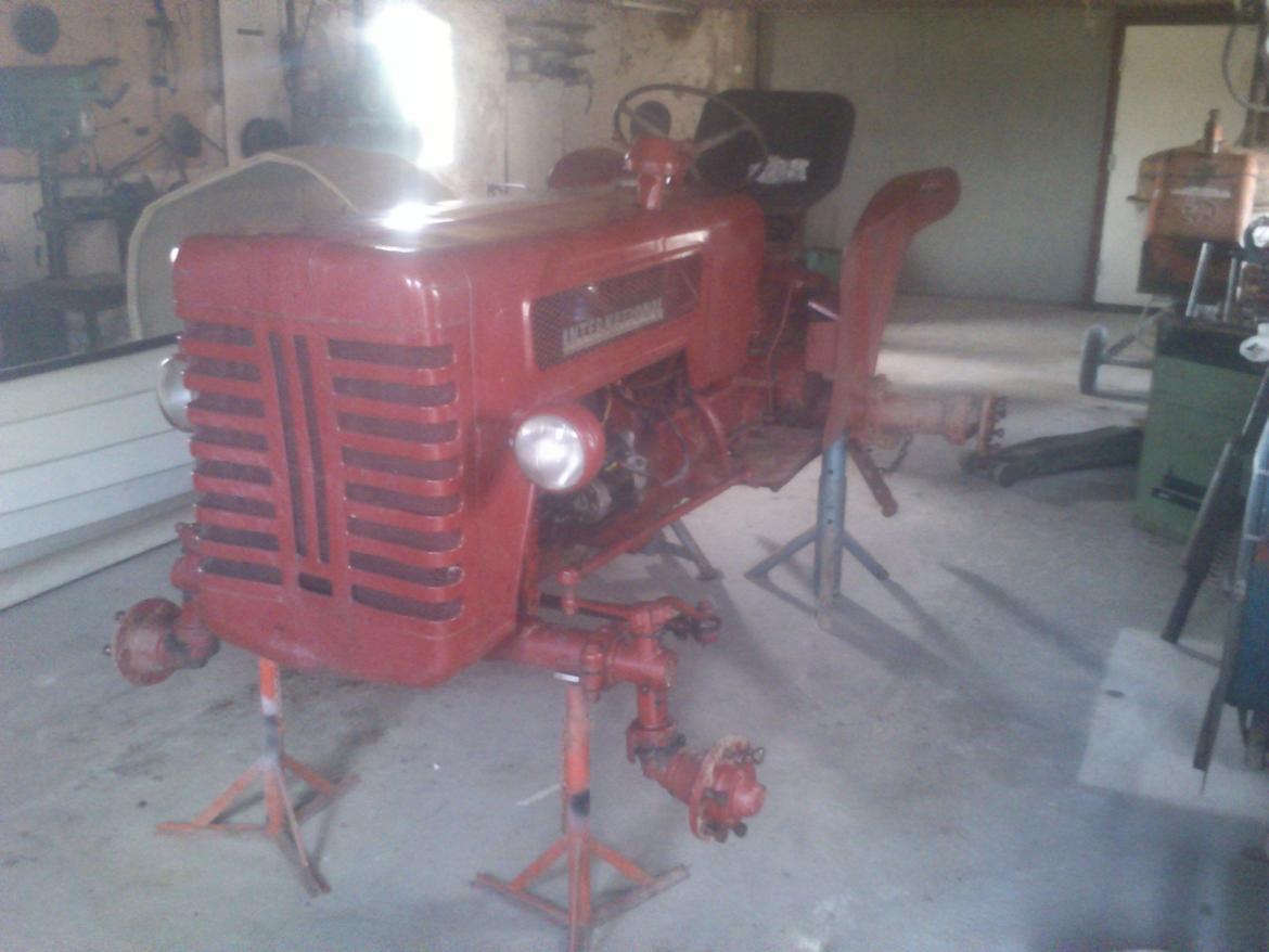 Lettere renovering af IH 844-S - Ja kom sku til at købe 2 ny bagdæk til min 275'er ude ved Steens traktor i dag, så kunne alle 4 hjul lige så godt komme af. Så alle dækkene kommer af fælgene så fælgene kan blive malet rigtig. Da traktoren skal have en gang maling til vinter, og så var det jo lige så nemt nu når man skulle have dækkene af og så få malet fælgene :)....... Så nu står den i det gamle værksted og kigger, da det var det eneste sted den kunne stå i så lang tid uden at den stod i vejen :)
D. 19-05-2012 billede 5