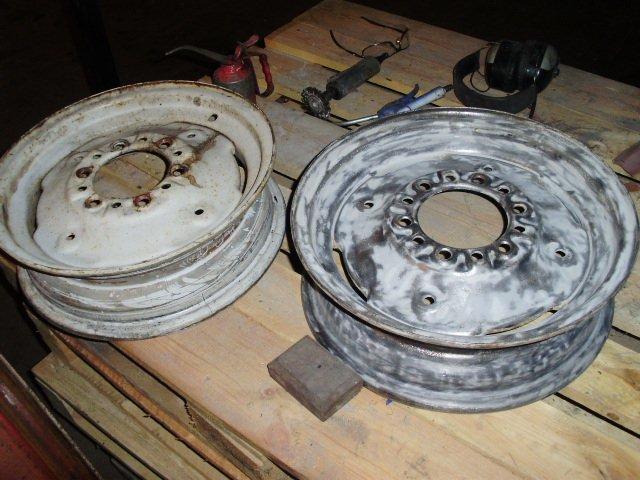 Lettere renovering af IH 844-S - I Fuld gang med at slibe fælgene ned til min 275'er, det til højre er færdig, så nu er der "kun" 3 igen ;) 
D. 20-05-2012 billede 11