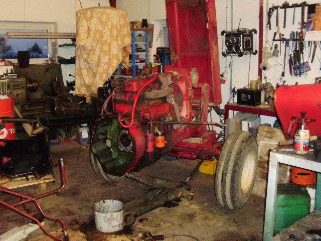 Lettere renovering af IH 844-S - Fronten af IH'en 
D. 21-05-2012 billede 16
