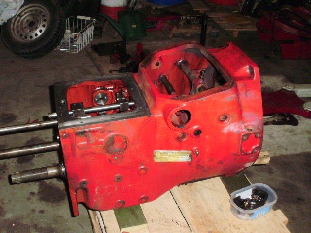 Lettere renovering af IH 844-S - Ja det er så den første del af gearkassen med koblings hus. Det er her hvor 1. 2. 3. 4. gear vælges. billede 31