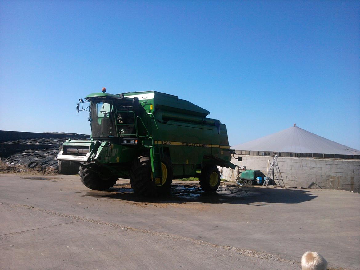 John Deere traktorer - Så blev den store dame hevet frem, og er blevet skyllet både uden på, og under skørterne billede 102