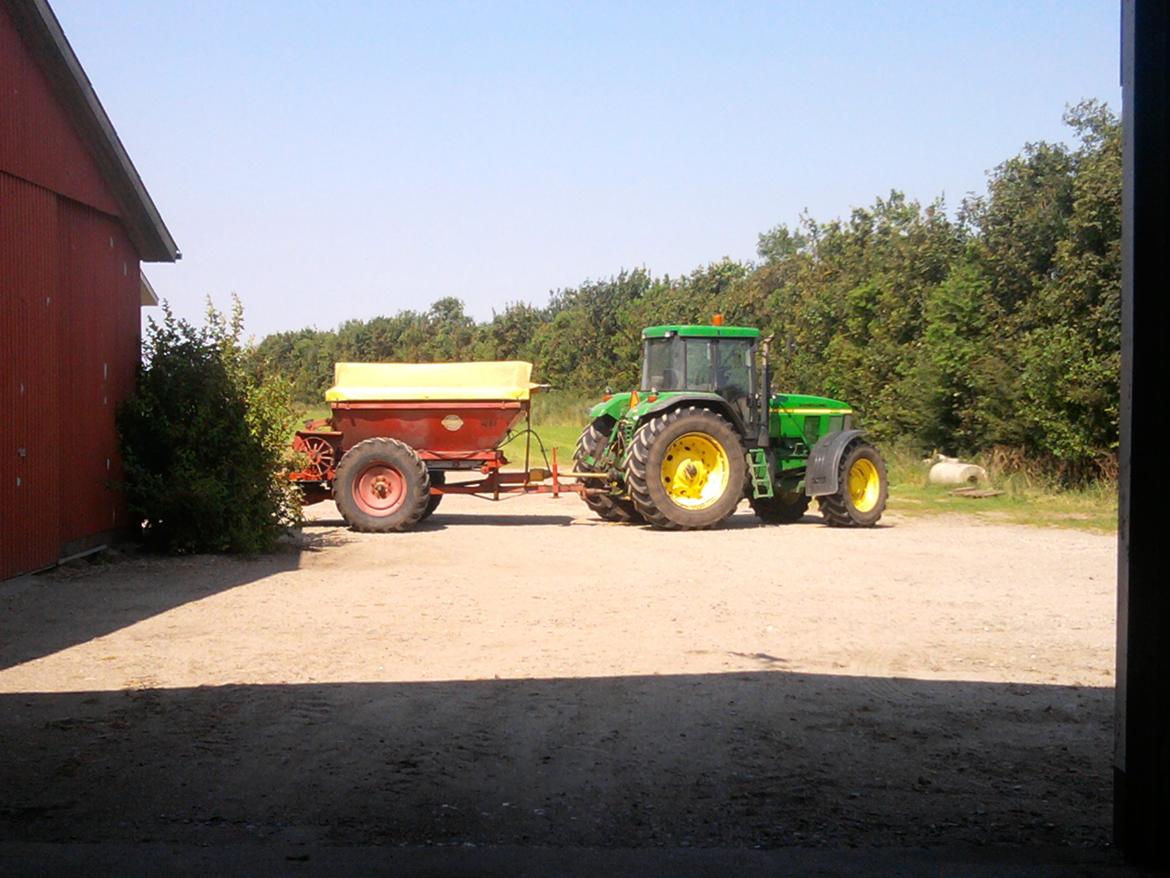 John Deere traktorer - Det sidste gødning i 2012 køres ud( på græs efter 3. slæt) billede 103