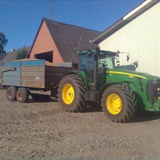 John Deere 8530