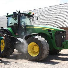 John Deere 8530