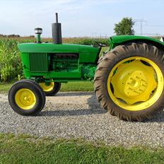 John Deere 2120