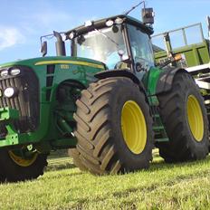 John Deere 8530