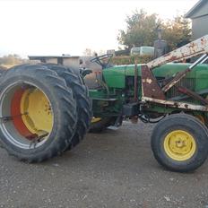 John Deere 2130