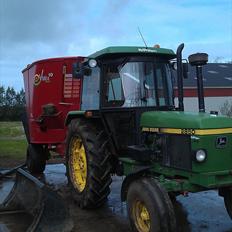 John Deere 2850