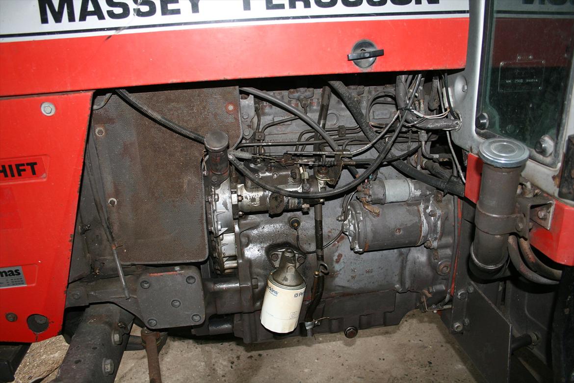 Massey Ferguson 690 - maskinrummet... billede 3