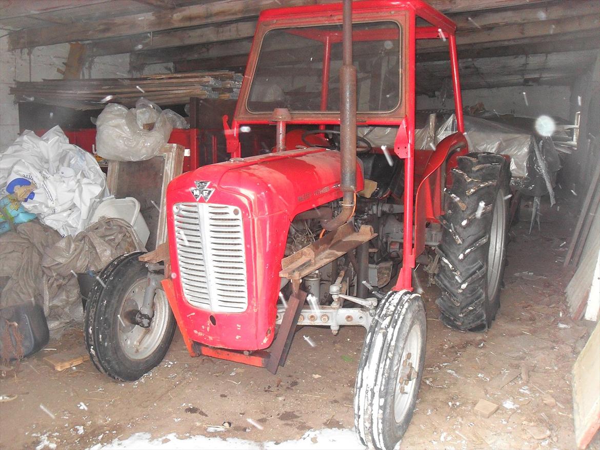 Massey Ferguson 35X - et Billed af 35´eren krøbet i vinterhi (Vinteren 10/11)(farven på traktoren snyder meget på billedet da billedet er taget med et almindelig (dårlig) digitalkamera) billede 7