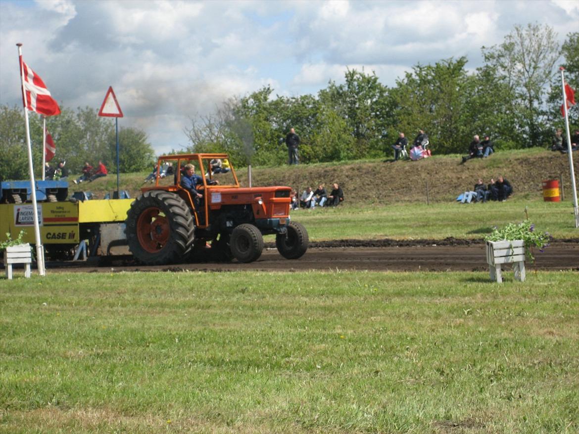 Fiat 1000 - fra sidste år 2010 i tjele, første gang jeg var ude og trække, bare så i kan se hvor meget den oser der, der havde den nemlig kun fået det den kunne blive skruet i pumpen billede 2