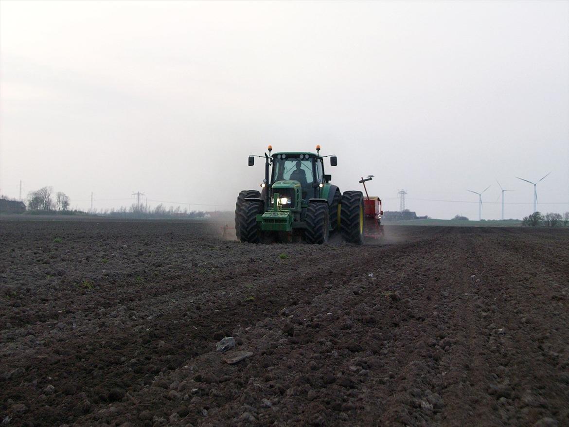 John Deere 6930 - Såmaskinen er en 4 meter väderstad.  billede 8