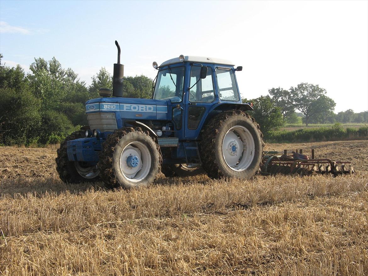 Ford 8210 - Langs med tallerkenharven. så fint billede 2