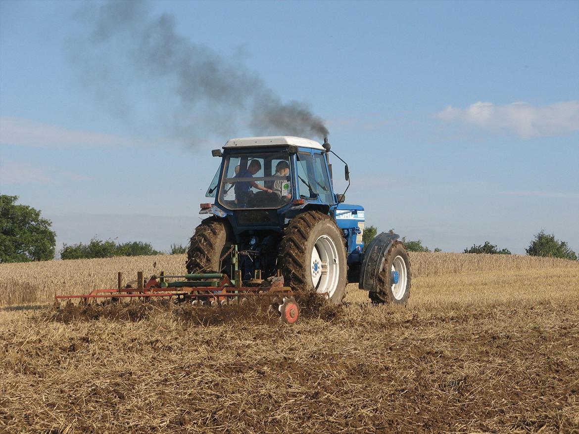 Ford 8210 - den ryger lidt med 15 km/t, men så sker der noget... billede 3