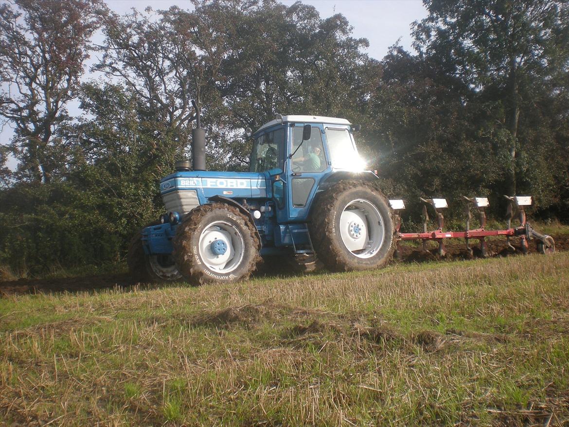 Ford 8210 - pløjning. stille og roligt. 4 lav. billede 4