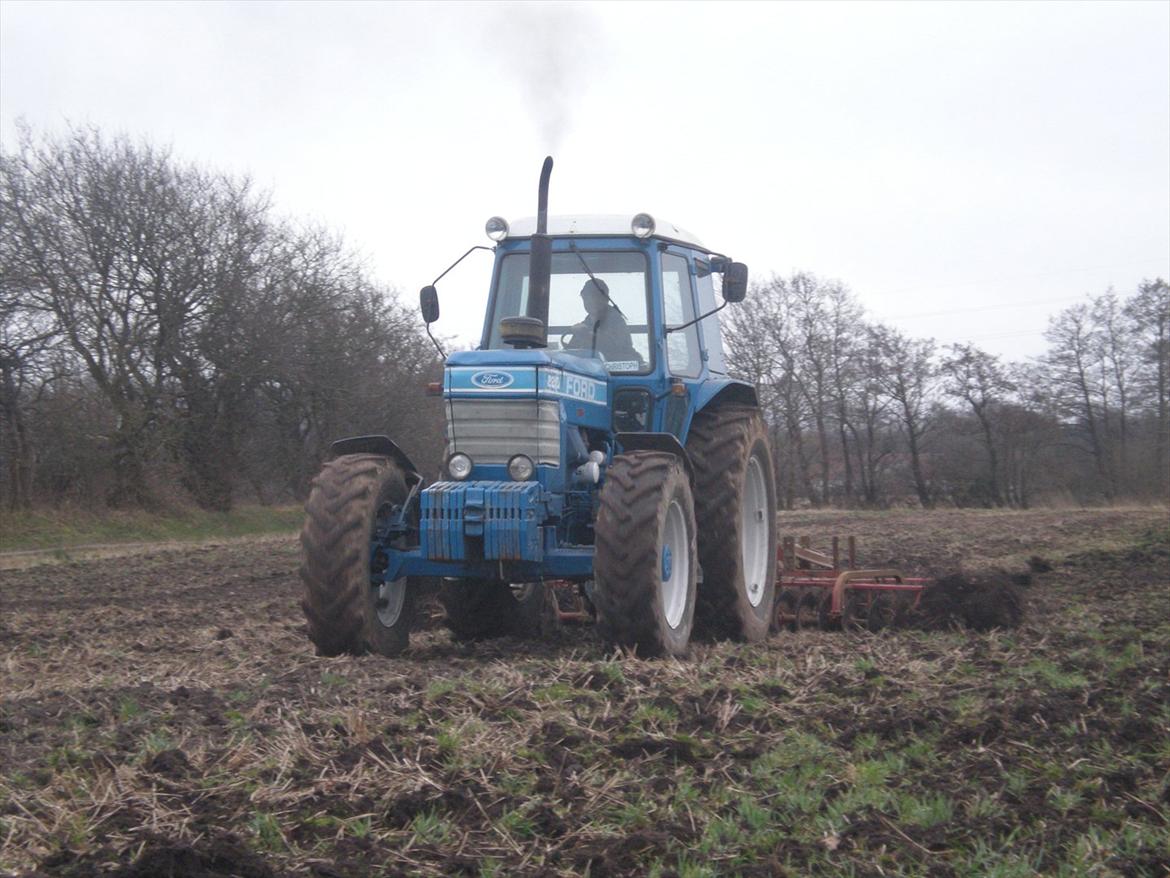 Ford 8210 - fuld hug på tallerkenharven, dejlig kombination billede 10