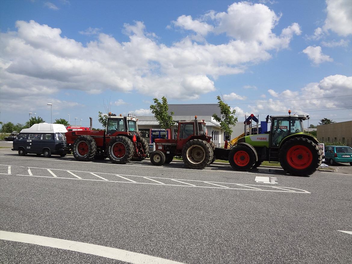 International Harvester 844xl - Efter træk på Bygholm 20/5 2011. Jeg i VW Transporter, Emil Pil i IH 3388, Mads i IH 844xl, Andreas i Claas Ares 616 billede 8