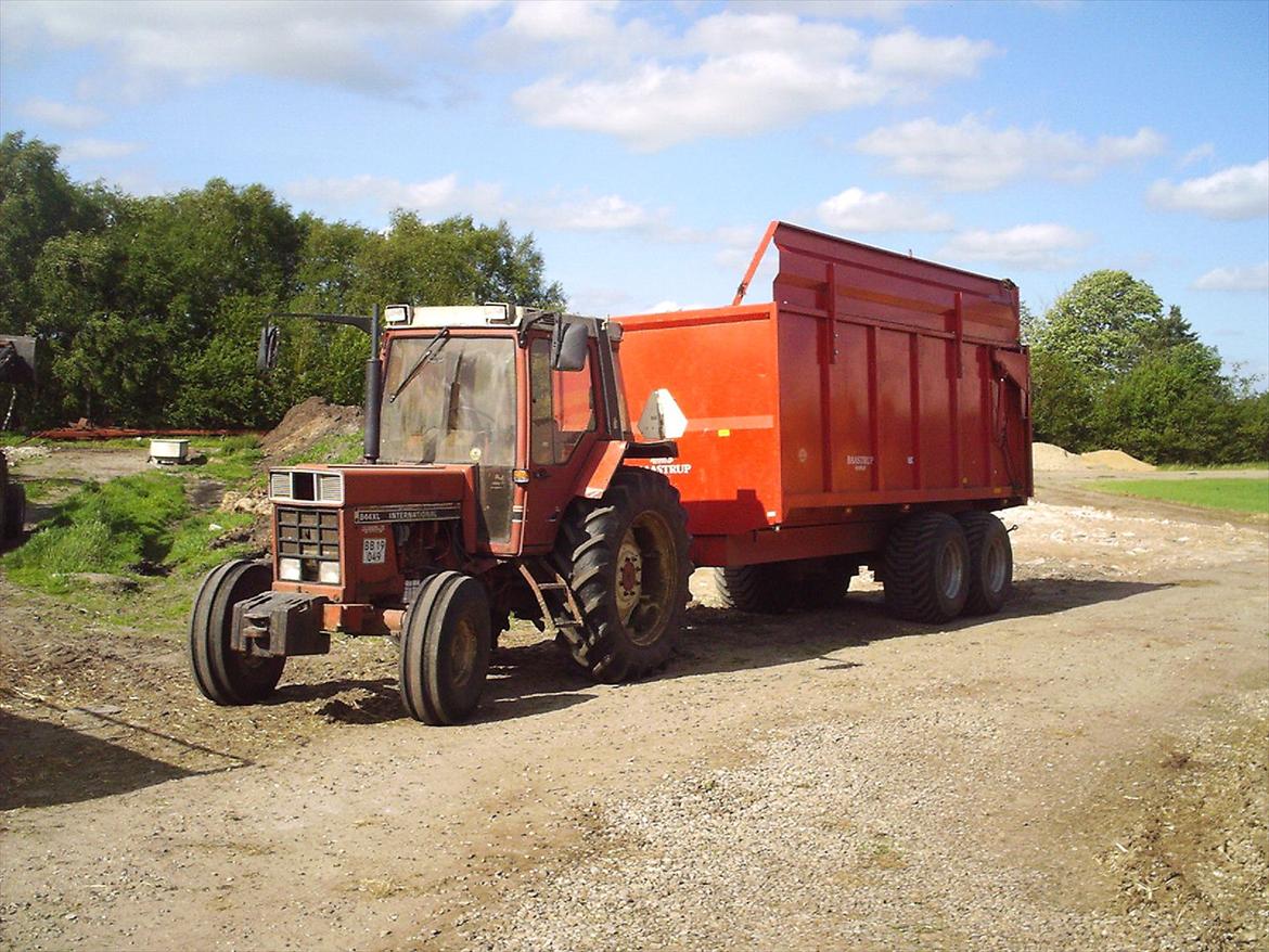 International Harvester 844xl - IH 844xl og 16T Baastrup-vogn i græs-ensileringen. Fantastisk træk! billede 9