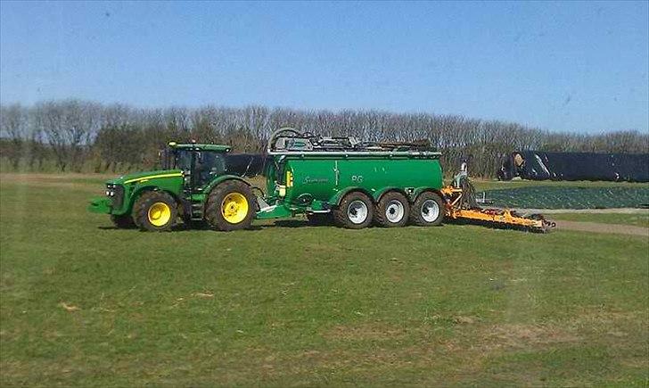 John Deere 8345R - Med den nye Samson PG25 og den nye DUPORT 12 meter græsnedfælder.  billede 2