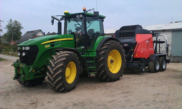 John Deere 7930 - Med den nye presser, som kan pakke ind på sammetid :) billede 7