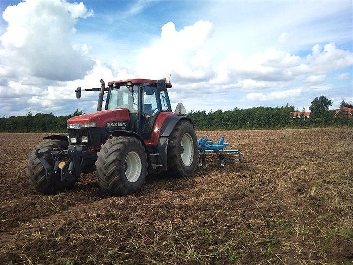 New Holland G240 - Ude med den 4 meter Lemken Stupharve.  billede 2