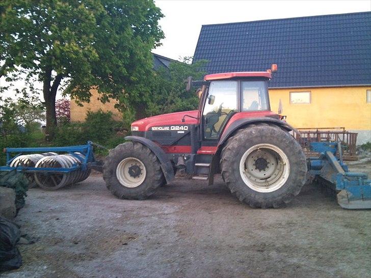 New Holland G240 - Spændt for den gamle Rabe 4 meter rotorharve. billede 4