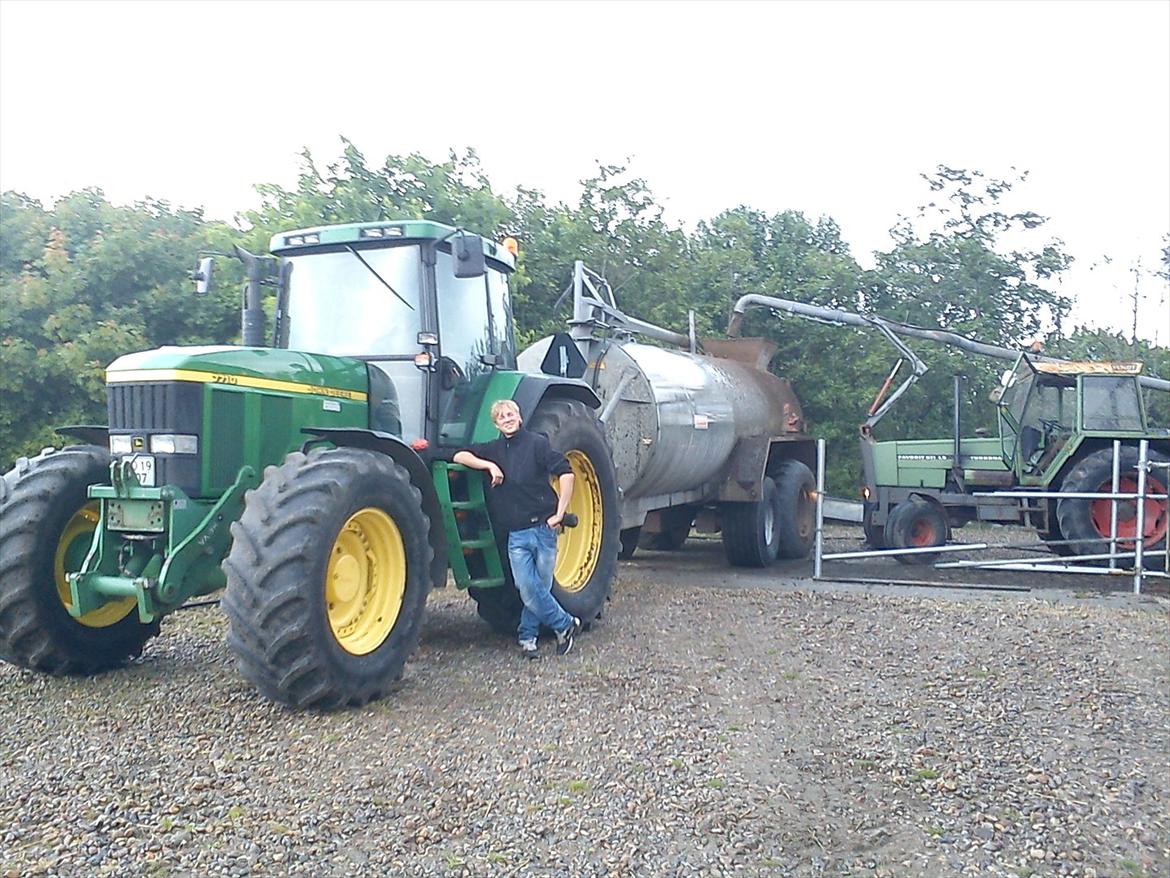 John Deere 7710 - flytter gylle med a harså billede 4