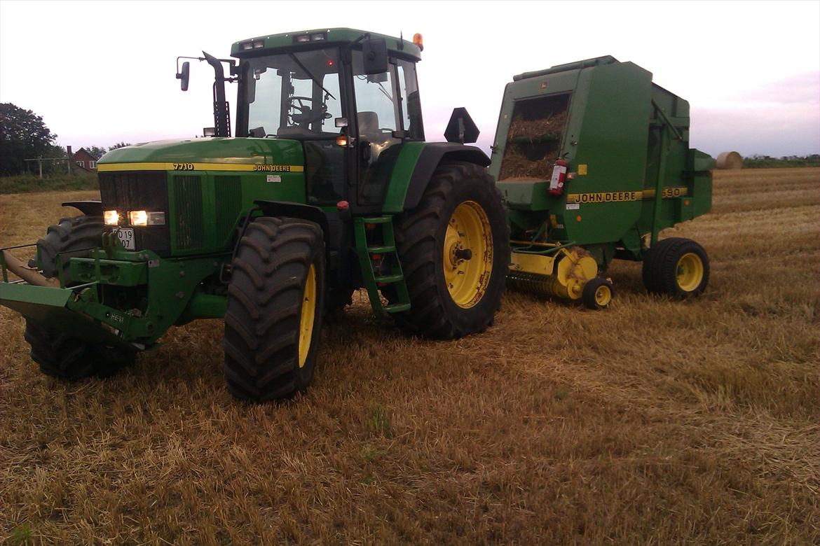 John Deere 7710 - er lige ude at prasse rund baller  billede 5