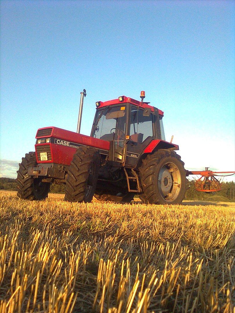 Case IH 956 XL - Var ude og vende halm med vores Fransgaard RV 300 billede 4