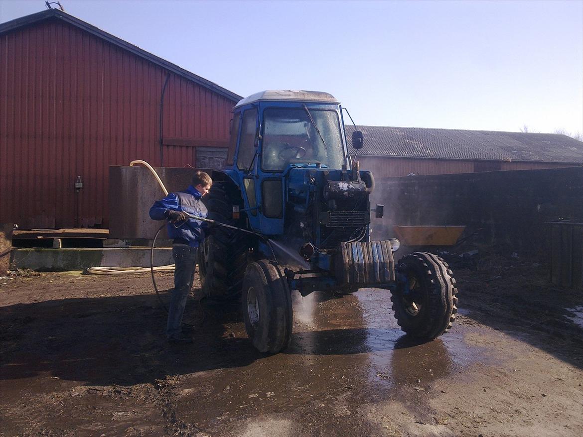 Ford 8700 - Da mig og en kammerat vasker traktor efter vi har lavet kobling billede 5