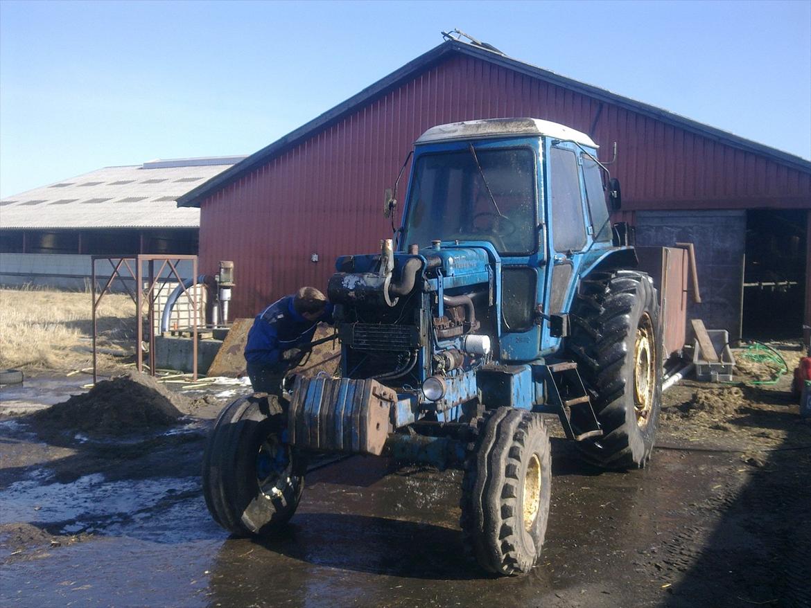 Ford 8700 - Da mig og en kammerat vasker traktor efter vi har lavet kobling billede 6