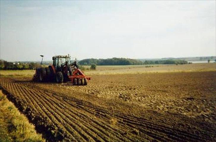 Massey Ferguson 6140 - Før i tiden kørte den med 4 meter Nordsten 3040 såsæt med to lag tvillingehjul og pakker hængende i læsseren, den gang var den godt spændt op, nu har vi dog fået en større traktor til at trække såsættet. billede 5