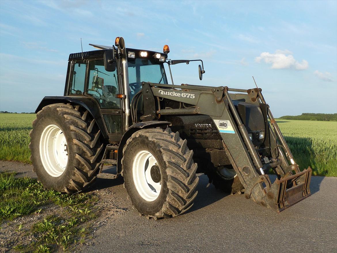 Valtra 8350 Hitech - Nymalet og med der rustfrie rør. billede 1