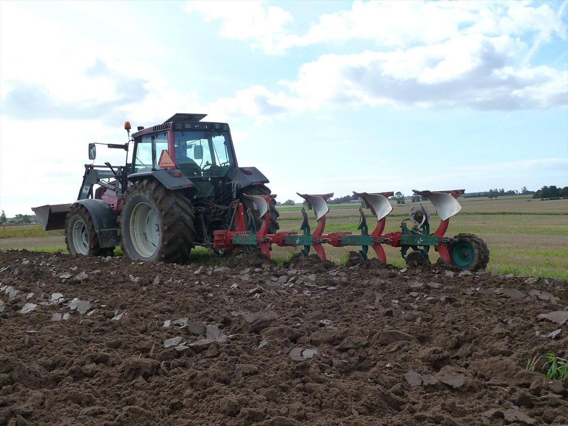 Valtra 8350 Hitech - Med den lille 4 furet Kverneland F plov. billede 14