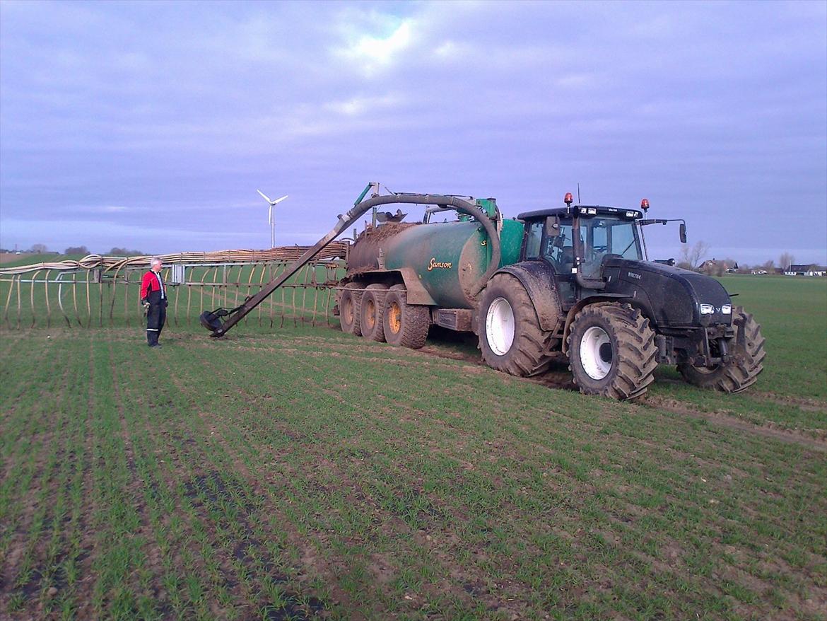 Valtra T150 - Danmarks mest kendte gyllevogn uden tvivl! De sidste 4 år i træk har man kunne se den i Landbrugavisen, i en annonce fra Jakobs Smedie, der har lavet det lækre sugetårn.
http://www.jakobssmedie.dk/produkter/laessekraner.html billede 13