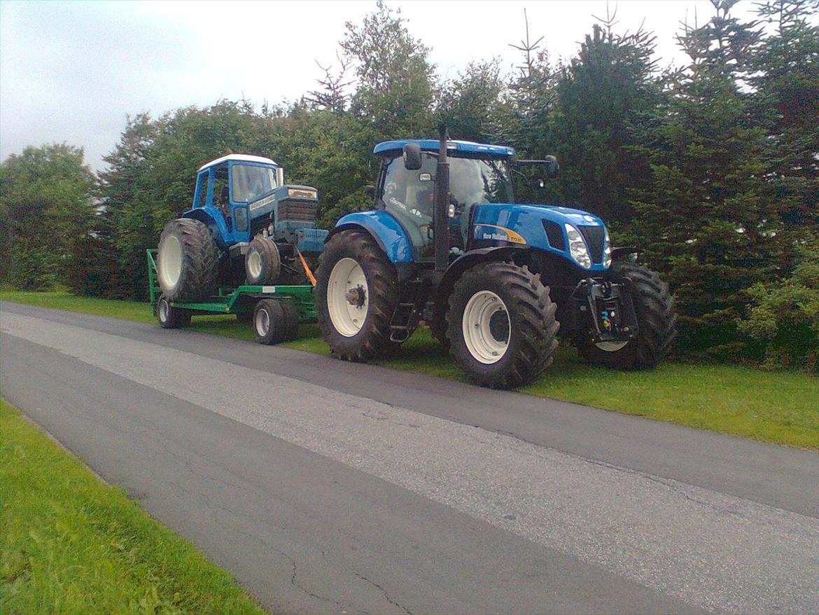 Ford 8700 ( Blue Digger ) - På vej til træk i møldrup 2011. Var lige inde og få morgenmad ved team brutalis ;) billede 15