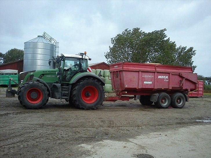 Fendt 924 - Så blir det sidste korn kørt på foderstoffen. billede 5