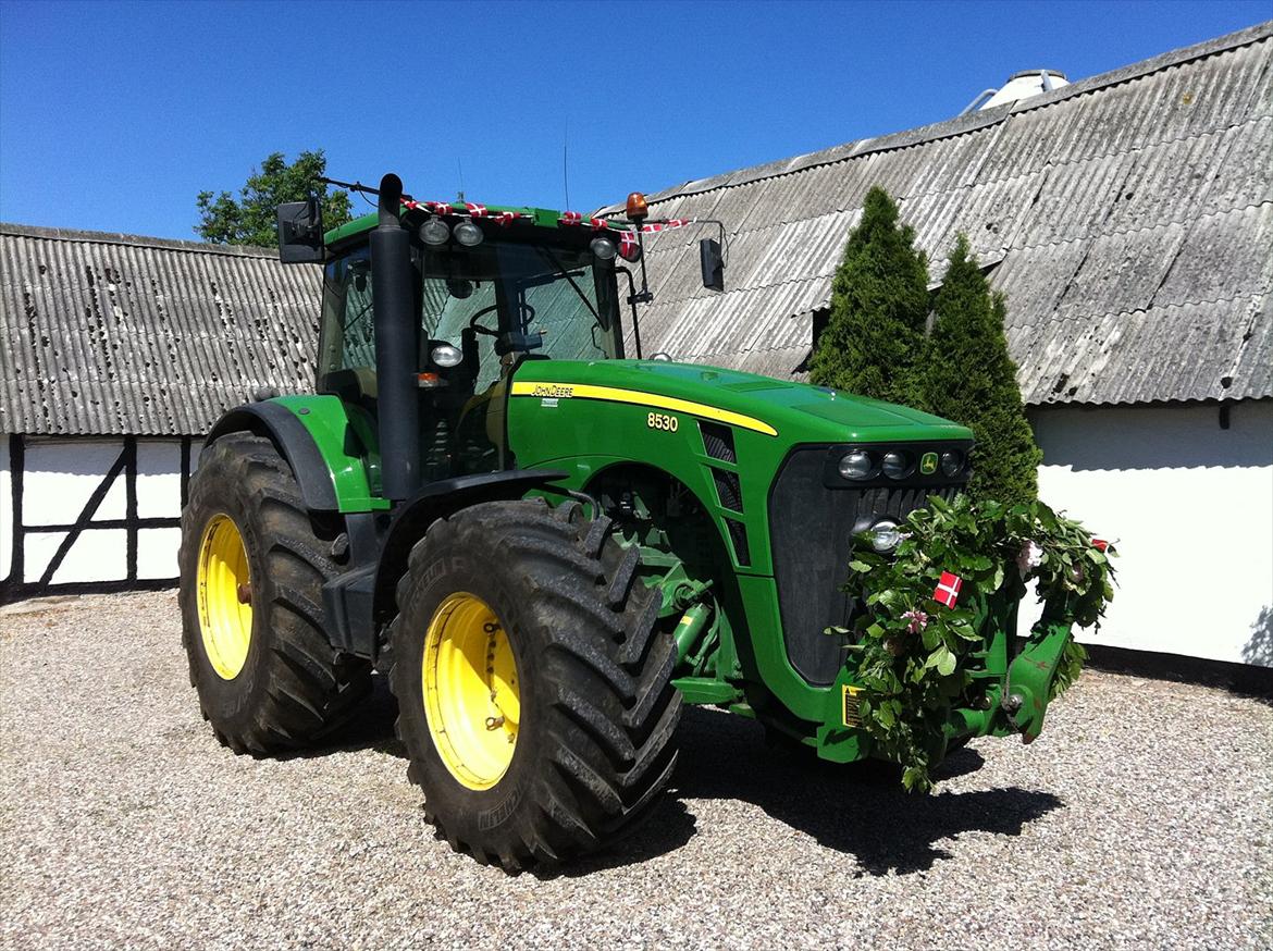 John Deere 8530 - Skulle køre konfirmant i foråret, så den blev pyntet lidt :) billede 1