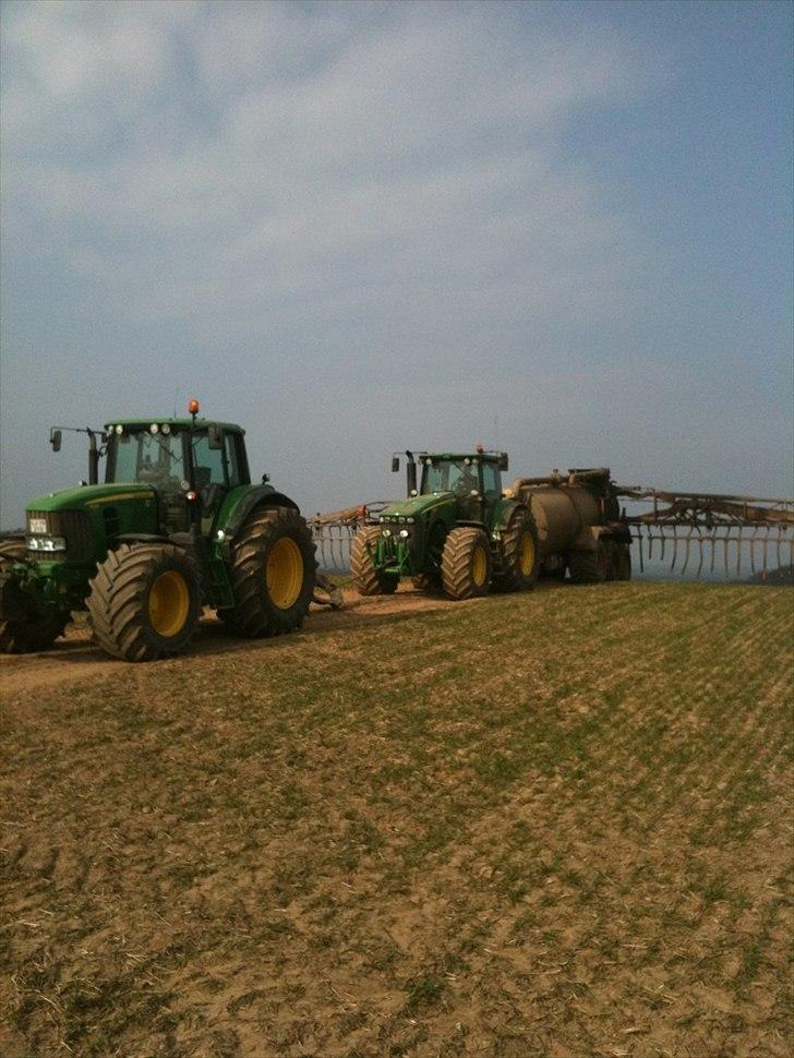 John Deere 8530 - lidt dårligt billed, men vi har nogle ekstremt stejle bakker som det kræver at vi har to traktore foran gyllevognen billede 10