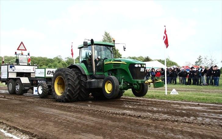 John Deere 7920 "Frigearmaskinen 2.0" - Til træk på en meget stiv bane i Nibe billede 1