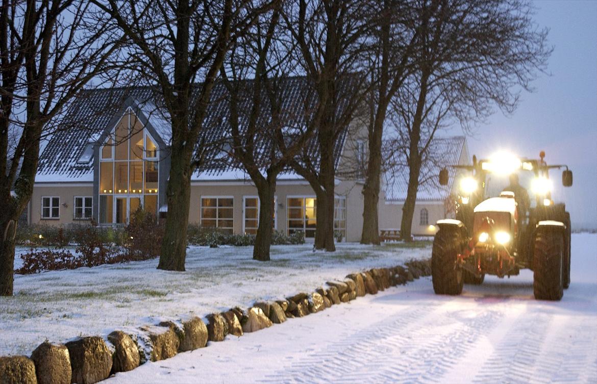 Valtra 8150 - valtraen køre ud af indkørsel dalsro billede 3