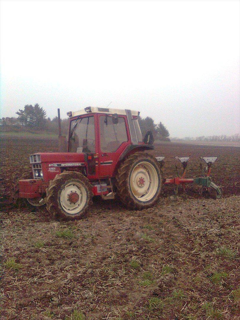 International Harvester 885 XL - IH'en og så Kverneland-ploven kører bare godt! billede 5