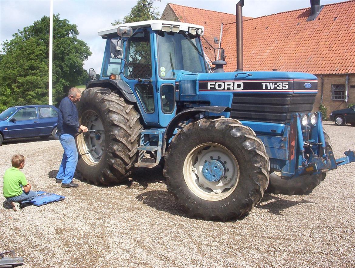 Ford TW-35 - så skal der spændes hjul billede 2