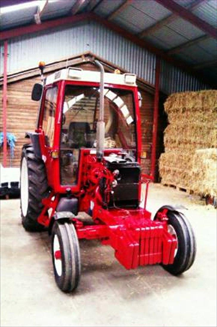 International Harvester 685 XL - Netop hjemvendt fra maleren, mangler kun kølerhjelmen. billede 7