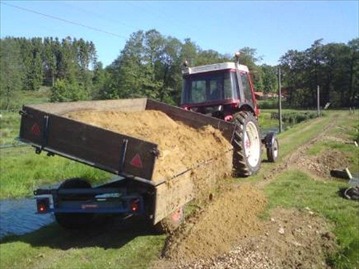 International Harvester 685 XL - Reparation af dæmninger ved Vester Mølle Dambrug. billede 5