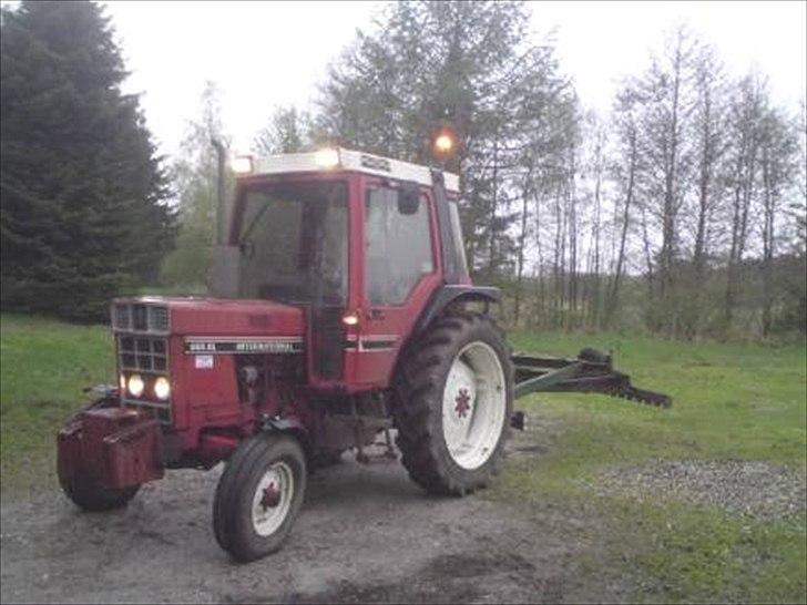 International Harvester 685 XL - Ude og skrabe vej i skoven. billede 14