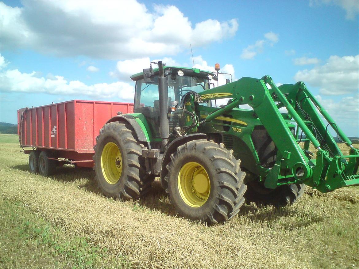 John Deere 7930 - SÅ er vi ude og køre korn  billede 2