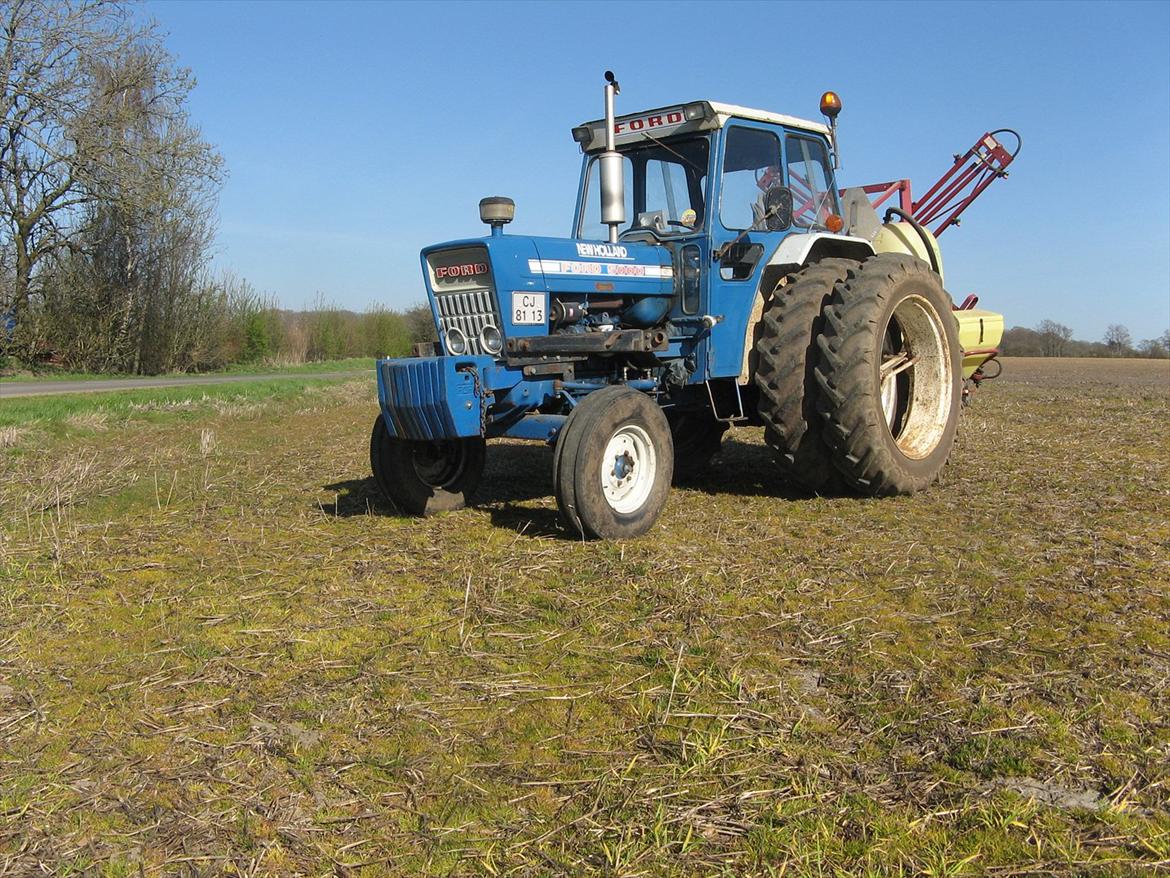 Ford 5000 - Klar til at rykke langs med 900 liters rygsprøjte billede 1