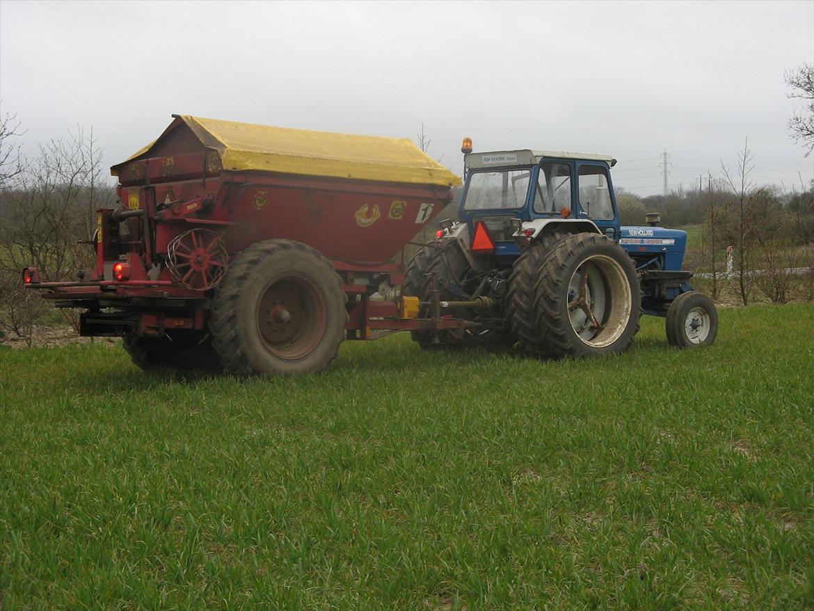 Ford 5000 - Det er en fordom at man skal have 120hk for en bugseret Bredal spreder.... billede 8