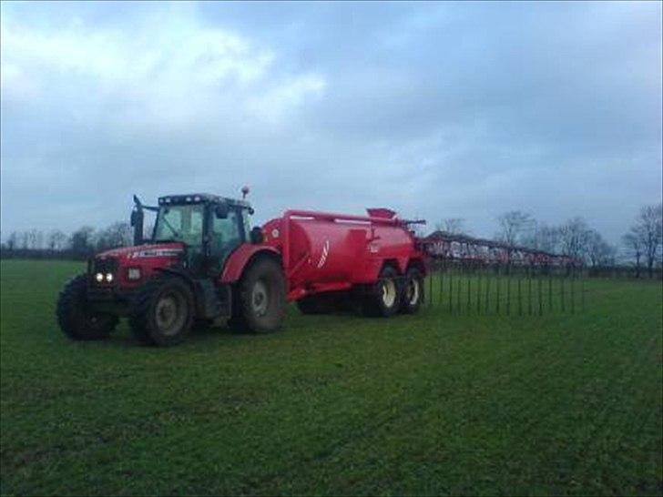 Massey Ferguson 6475 - Med UM Gyllevogn, med 12m bom billede 3